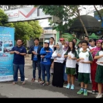 Sejumlah warga dan pelajar ikut mempelajari bahasa isyarat dari seorang difabel disela-sela Car Free Day di Jl KH Wahid Hasyim Jombang, Minggu (4/12) pagi.
foto: ROMZA/ BANGSAONLINE
