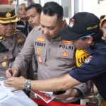 Kapolres Kediri Kota, AKBP Teddy Chandra, saat mengecek surat suara didampingi Ketua KPU Kota Kediri, Pusporini Endah Palupi. Foto: Ist