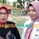 Bunda PAUD Kota Madiun, Yuni Maidi, didampingi oleh Kepala Dinas Pendidikan Kota Madiun. Foto: HENDRO SUHARTONO/BANGSAONLINE