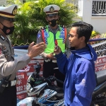 Petugas Satlantas Polres Probolinggo Kota saat menggelar razia masker. (foto: ist).