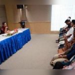 Calon Kepala Desa yang akan berkontestasi pada Pilkades Serentak 2019 di Sampang saat akan menjalani tes urine di kantor BNNP Jatim, Surabaya, Kamis (3/10). 