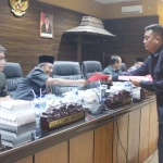 Fraksi PDI Perjuangan saat menyerahkan materi Pandangan Umum kepada Wakil Bupati Nganjuk dan pimpinan rapat. foto: BAMBANG/ BANGSAONLINE