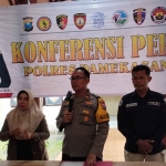 Wakapolres Pamekasan Kompol Andy Purnomo (tengah) didampingi Kasi Humas AKP Sri Sugiarto saat menjelaskan kronologi pengeboman di rumah ketua KPPS.