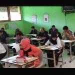 Suasana seleksi tertulis calon anggota PPK di SDN 02 Junrejo, Rabu (29/6).