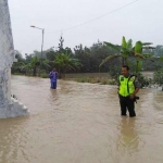 Sejumlah desa di Kecamatan Sukosewu, Dander, Bubulan, dan Temayang, Kabupaten Bojonegoro, diterjang banjir bandang dengan ketinggian berkisar 0,5 -1 meter. foto: Eky Nurhadi/ bangsaonline.com 