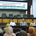 PT Semen Indonesia (Persero) Tbk - Pabrik Tuban bersama Persatuan Wartawan Indonesia (PWI) Kabupaten Tuban menggelar Pelatihan Penulisan Pemberitaan kepada Operator Website Desa di Gedung DPRD Kabupaten Tuban, Senin (16/12).