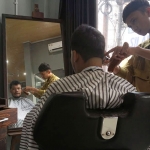 Usaha barbershop atau jasa pangkas rambut yang sempat terdampak, kini mulai menggeliat. (foto: ist.)
