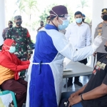 Wali Kota Kediri Abdullah Abu Bakar didampingi Kapolres Kediri Kota AKBP Wahyudi dan Dandim 0809 Kediri Letkol Inf. Rully saat meninjau pelaksanaan swab Antigen. foto: ist.