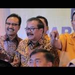 Ketua Umum Partai Hanura Wiranto (kanan) didampingi Gubernur Jatim Soekarwo (kedua kanan) dan Wagub Saifullah Yusuf (ketiga kanan) foto bersama saat pengukuhan kepengurusan DPW Partai Hanura Jawa Timur, Rabu (20/1) lalu. Foto: ANTARA
