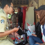 Salah satu pendaki Gunung Kelud yang sempat terjebak cuaca melakukan pemeriksaan kesehatan di pos pendakian Tulungrejo Gandusari. foto: AKINA/ BANGSAONLINE