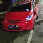 Kondisi mobil Toyota Vios yang kecelakaan di Jalan Ahmad Yani, Surabaya, usai dievakuasi, Selasa (11/2) malam.