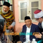 Syaikh Abdul Aziz Sahawi (berdiri, bersurban warna emas dan berkopiah hitam), Prof Dr KH Asep Saifuddin Chalim, MA (duduk jas hitam) dan istrinya, Nyai Hj Alif Fadhilah serta Syaikh Ala