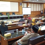 DPRD Gresik menggelar paripurna dengan bupati via virtual dengan agenda laporan Banggar terhadap APBD-P 2020, Selasa (8/9). foto: SYUHUD/ BANGSAONLINE