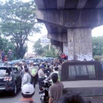 Suasana demo di bawah flyover. foto: IWAN IRAWAN/ BANGSAONLINE