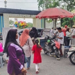 Suasana salah satu sudut Alun-Alun Lamongan yang dipenuhi pedagang dan pengunjung saat CFD. Foto: Klikjatim