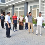 Bupati dan Wabup Gresik Sambari dan Qosim melihat kondisi gedung mall pelayanan. foto: ist