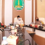 Wali Kota Pasuruan Saifullah Yusuf (Gus Ipul) dan Wawali Adi Wibowo (Mas Adi) bersama forkopimda mengikuti Anev dari Ruang Media Command Center (MCC) Pemerintah Kota Pasuruan.