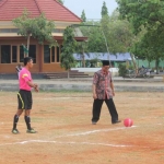 Sekretaris PCNU Tuban ketika menendang bola sebagai tanda dimulainya Sarung Soccer.