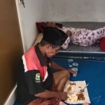 Pasangan lansia yang terlantar di emperan salah satu rumah kos area Stadion Gelora Bangkalan.