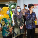 Dari kiri - Wakil Bupati Kediri Drs. Masykuri, Ketua KPU Kabupaten Kediri Ninik Sunarmi, Istri Wagub, Wagub Jatim Emil Dardak, saat meninjau salah satu TPS. (foto: ist)