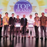 Jajaran Direksi Semen Gresik saat menerima penghargaan Top Brand. foto: ist