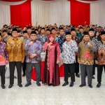 Gubernur Jawa Timur Khofifah Indar Parawansa saat menghadiri silaturahmi dengan pengurus dan anggota LDII Provinsi Jawa Timur di Aula Ponpes Sabilurrosyidin Annur Surabaya, Kamis (18/5).