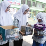 PEDULI: Siswa Al Muslim menggalang dana untuk korban gempa Lombok, Rabu (8/8). Foto: ist