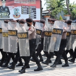 Personel Polres Gresik ketika latihan pengendalian massa jelang Pilkades serentak 26 Maret 2022. Foto: SYUHUD/BANGSAONLINE
