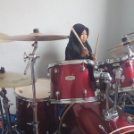Daniesa Aqela Nadya Shafwa menunjukkan kebolehannya dalam memainkan Drum Solo.