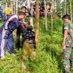 Beberapa petugas saat melakukan evakuasi korban gantung diri.