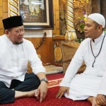 La Nyalla berbincang dengan Gus Makshum. foto: ist