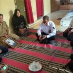 Sejumlah pegawai KPP Pratama Blitar saat mengunjungi rumah orang tua Tri Haska Hafidzi.