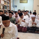 Prof Dr KH Asep Saifuddin Chalim, MA, saat memimpin shalat malam di kawasan Pondok Pesantren Amanatul Ummah Jalan Siwalankerto Utara Surabaya, Ahad (31/8/2025) malam. Foto: bangsaonline