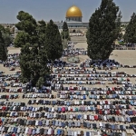 Suasana salat jumat di Yerusalem. foto: thetimeofisrael.com