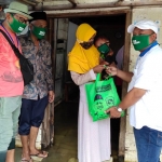 H. Sholahudin didampingi Abdul Ghofur menyerahkan sembako kepada korban banjir.