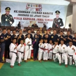 Wakapolda Jatim foto bersama atlet karate. (foto: soffan soffa/bangsaonline)