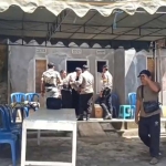 Evakuasi jenazah ibu rumah tangga yang ditemukan tewas di Desa Boro, Kecamatan Selorejo, Kabupaten Blitar.