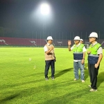 Tim Ahli independen saat uji coba lampu baru Stadion Gelora Delta Sidoarjo. Foto: Ist