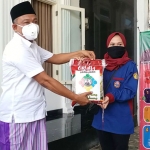 H. Syafiuddin Asmoro saat memberikan sembako secara simbolis kepada Anita, perwakilan Formaba, untuk disalurkan kepada warga terdampak wabah Covid-19, Senin (13/4).