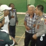 Petugas saat melakukan penyuluhan bagi para pemilik dan sopir Angkutan Kota di Gedung Olahraga (GOR) A. Yani, Kamis (28/11).