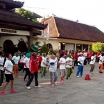 Senam bersama di depan hotel Mirah.