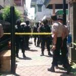 Densus 88 jaga ketat rumah salah satu tersangka teroris di Malang. (Robert/BANGSAONLINE)