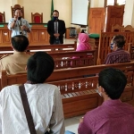 Tim Kuasa Hukum Penggugat saat memberikan penjelasan kepada para kliennya usai sidang. foto: BAMBANG/ BANGSAONLINE