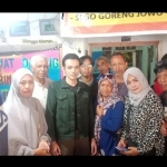 Dokter Gamal Albinsaid bersama puluhan relawan blusukan di kawasan padat penduduk di Kaliasin, Surabaya. Ia juga mendeklarasikan diri maju Pilwali Surabaya 2020. foto: DIDI ROSADI/ BANGSAONLINE