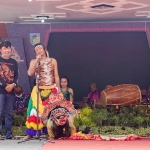 Bintang TikTok dengan akun @MenjengKimhoa1289 saat memberi sambutan didampingi Kepala Dinas Pariwisata dan Kebudayaan Kabupaten Kediri Adi Suwignyo. foto: ist.