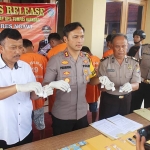 Kapolres Ngawi AKBP MB Pranatal Hutajulu saat menunjukkan barang bukti.