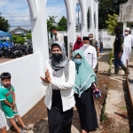 Wali Kota Batu Dewanti Rumpoko usai meletakkan batu pertama pembangunan Pondok Tahfiz Al-Quran plus Masjid Putih Darush Sholihin, Kelurahan Temas, Rabu (12/02).