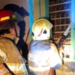 Petugas Damkar Kabupaten Kediri saat berusaha memadamkan api. Foto: Ist