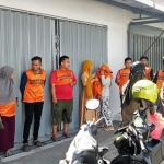 Para pelanggar masker yang terjaring razia diberi sanksi sosial.