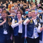 Natalia Rusli bersama Menteri Pertanian Syahrul Yasin Limpo dan Ketua Kornas KKT-PTI saat Workshop dan Pengukuhan 10.0000 Pemuda Tani Indonesia KKT-PTI di Surabaya. foto: istimewa